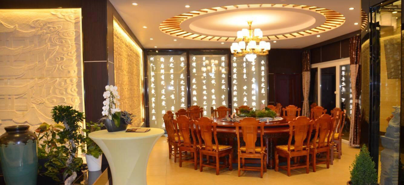 Festlicher Speisesaal des Restaurants Imperial mit großem Rundtisch